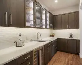 угловая кухня с островом Адриана